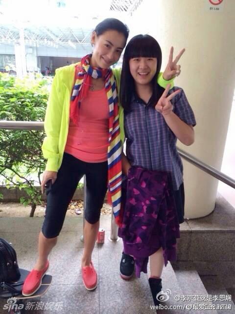 张柏芝新加坡做义工 斟茶递水活力足