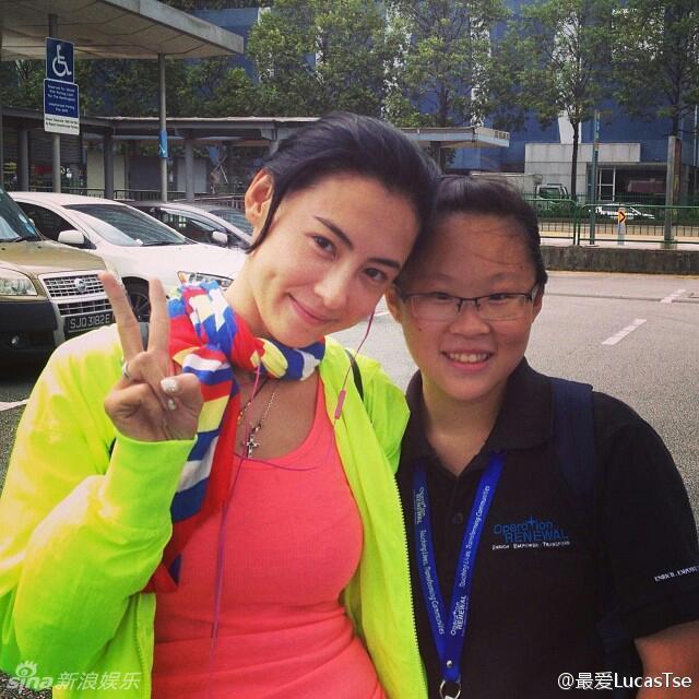 张柏芝新加坡做义工 斟茶递水活力足