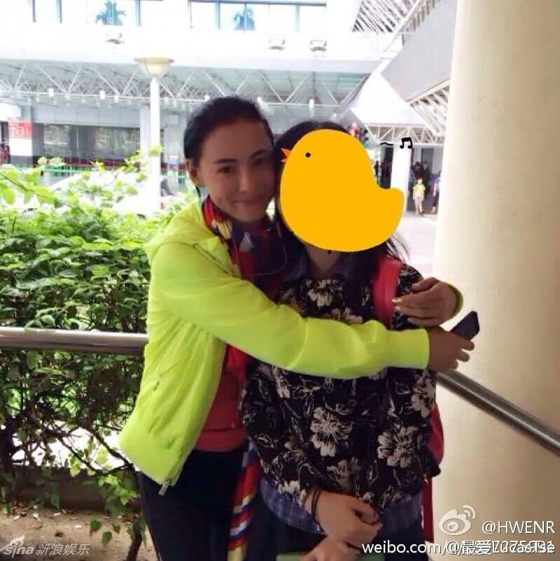 张柏芝新加坡做义工 斟茶递水活力足