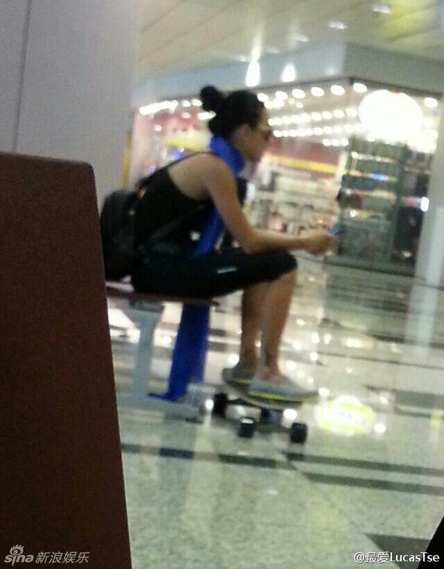 张柏芝新加坡做义工 斟茶递水活力足