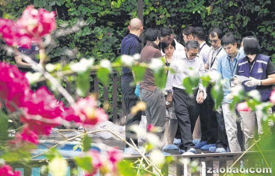 死者颜婉玉19日被发现死在维多利亚园路洋房住家中,人浮在椭圆形泳池里。图为警方在命案现场搜证和调查。(新加坡《联合早报》/邝启聪 摄)