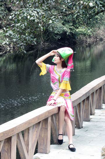 大明山杜鹃花旅游节开幕 美女模特与山花争艳