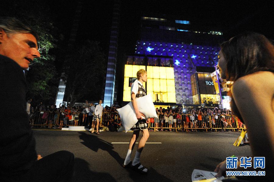 （晚报）（2）新加坡举行&ldquo;跨越时尚乌节路&rdquo;时装秀