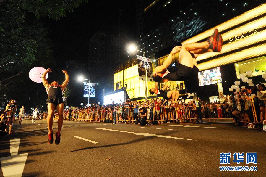 （晚报）（5）新加坡举行&ldquo;跨越时尚乌节路&rdquo;时装秀