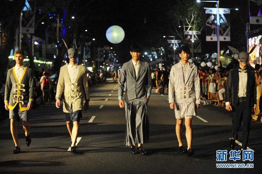 （晚报）（1）新加坡举行&ldquo;跨越时尚乌节路&rdquo;时装秀