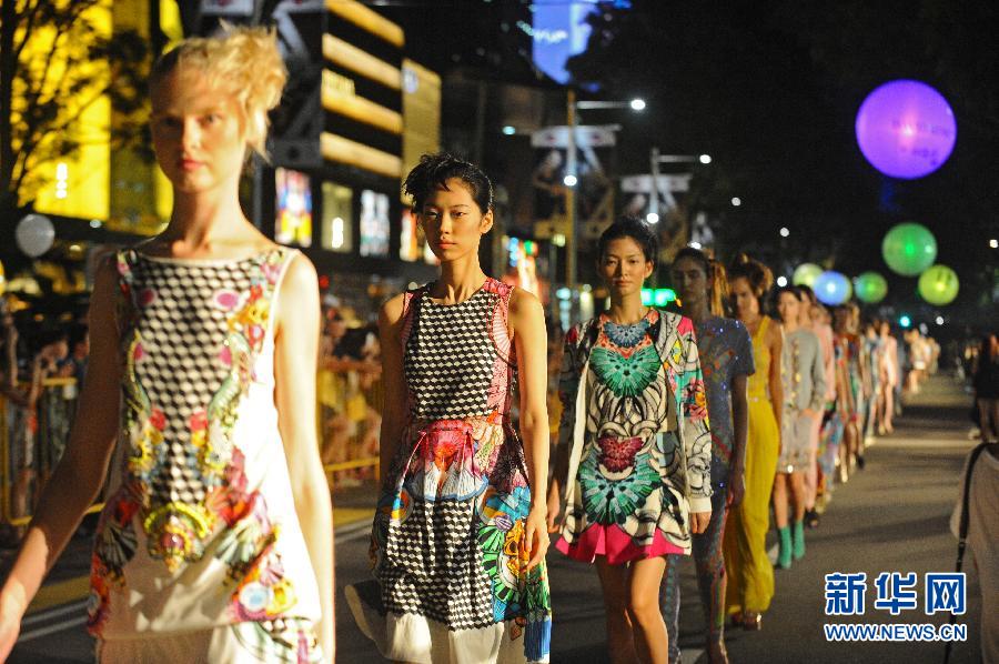 （晚报）（3）新加坡举行&ldquo;跨越时尚乌节路&rdquo;时装秀