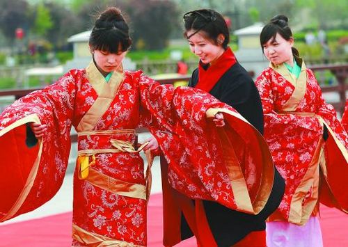 西安50余名少女举行汉式集体笄礼（图）