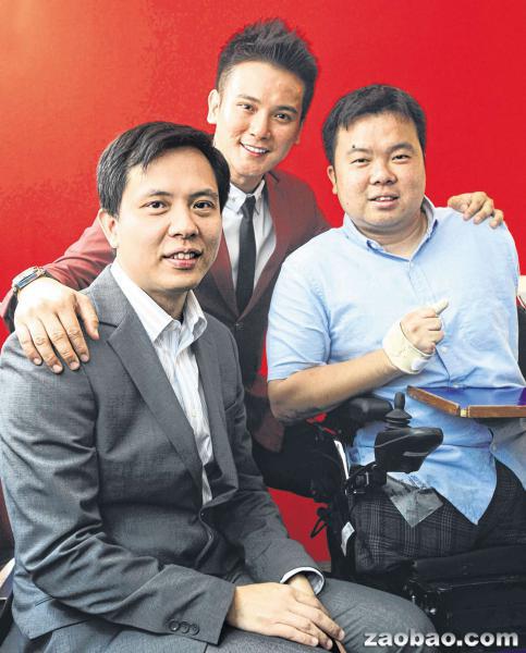 华裔截肢军人获颁新加坡“世界十大杰出青年”奖