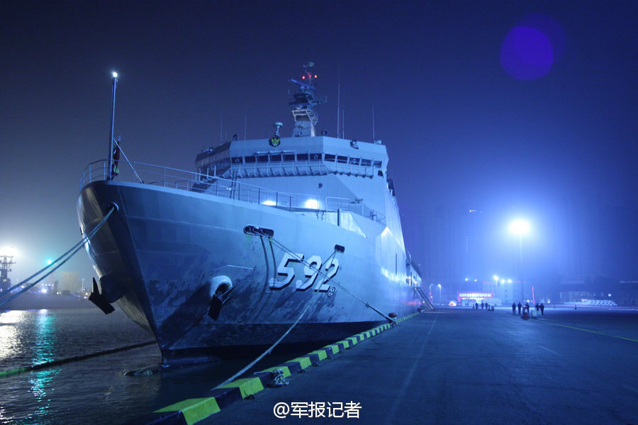 7國戰艦夜泊青島照：新加坡威武號科幻