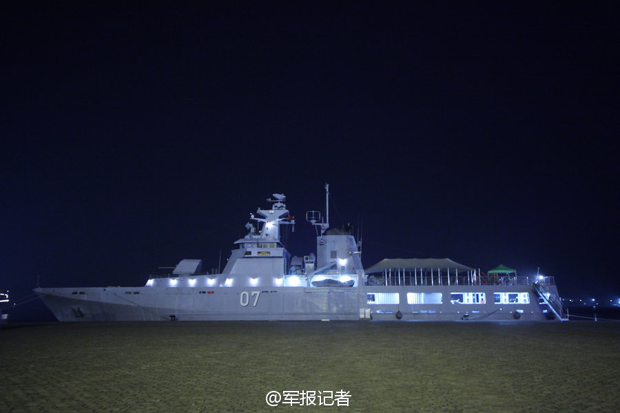 7國戰艦夜泊青島照：新加坡威武號科幻