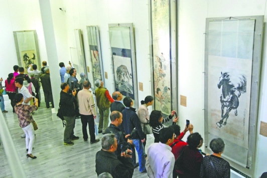 妻子忆徐悲鸿：只要我喜欢，他就立刻画上题字