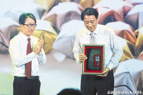 褒奖非工会人士新加坡两华人部长获工运荣誉奖章