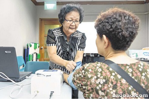 新加坡华裔退休护士常年为长者义务体检获表彰