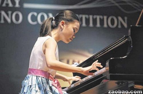 12岁的郑琬霓表现出过人的才华。（新加坡《联合早报》）
