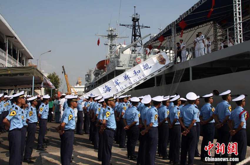 印尼海军院校学员在码头集合准备参观中国海军训练舰。顾时宏 摄