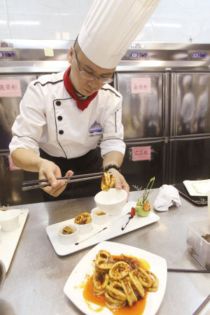 大廚楊民正在製作參巴鮮魷