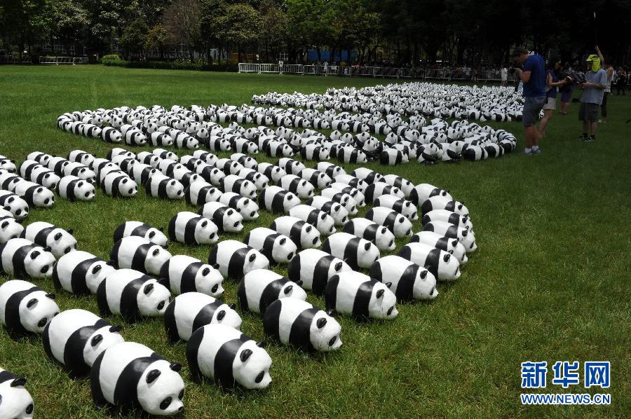 （社会）（2）1600只纸糊大熊猫亮相香港维多利亚公园