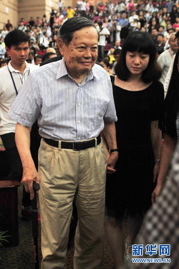 （国际）（1）杨振宁出席新加坡讲座