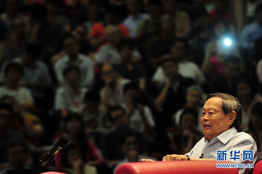 （国际）（4）杨振宁出席新加坡讲座