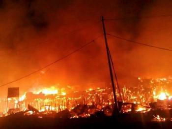 马来西亚一贫民区发生火灾150间木屋尽毁（图）
