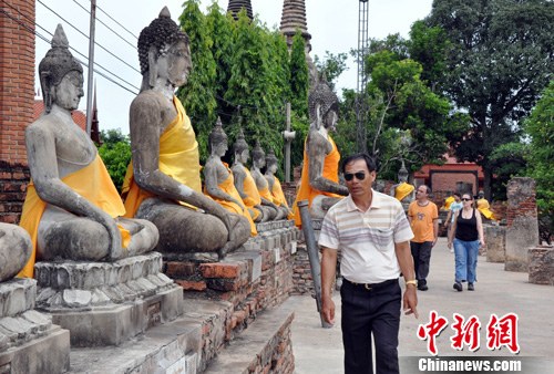 6月30日，游客在泰国故都大城府寺庙游览参观。中新社发 黄艳梅 摄