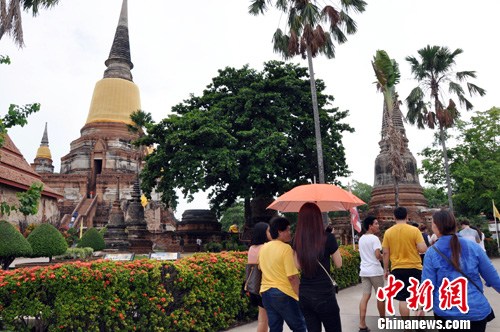 6月30日，游客在泰国故都大城府寺庙游览参观。中新社发 黄艳梅 摄