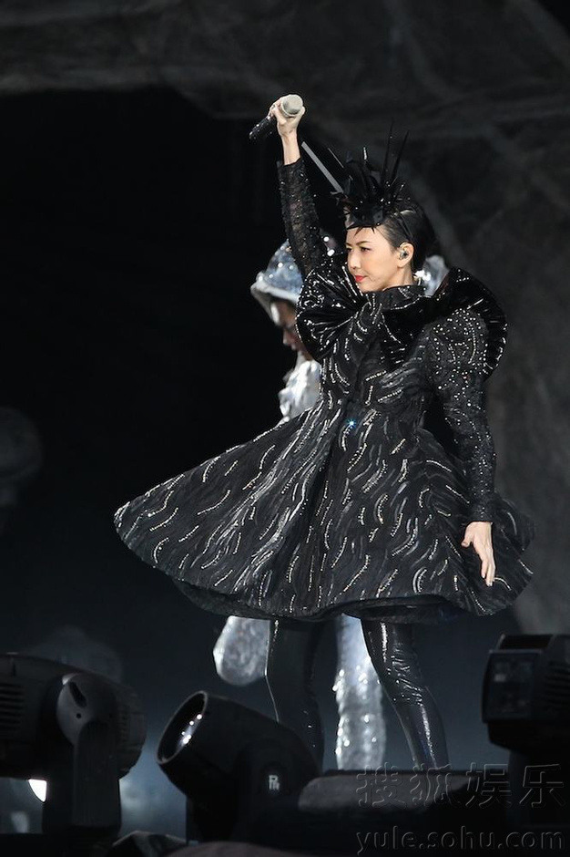 孙燕姿产后首次在北京开唱 《天黑黑》引全场