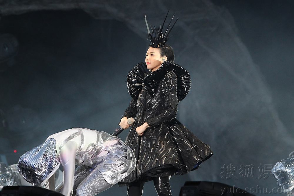 孙燕姿产后首次在北京开唱 《天黑黑》引全场