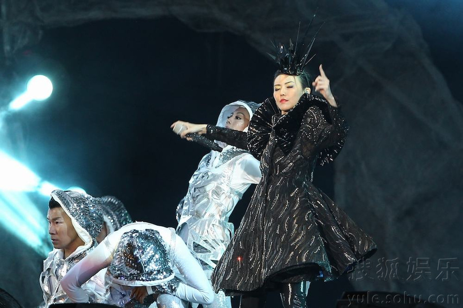 孙燕姿产后首次在北京开唱 《天黑黑》引全场