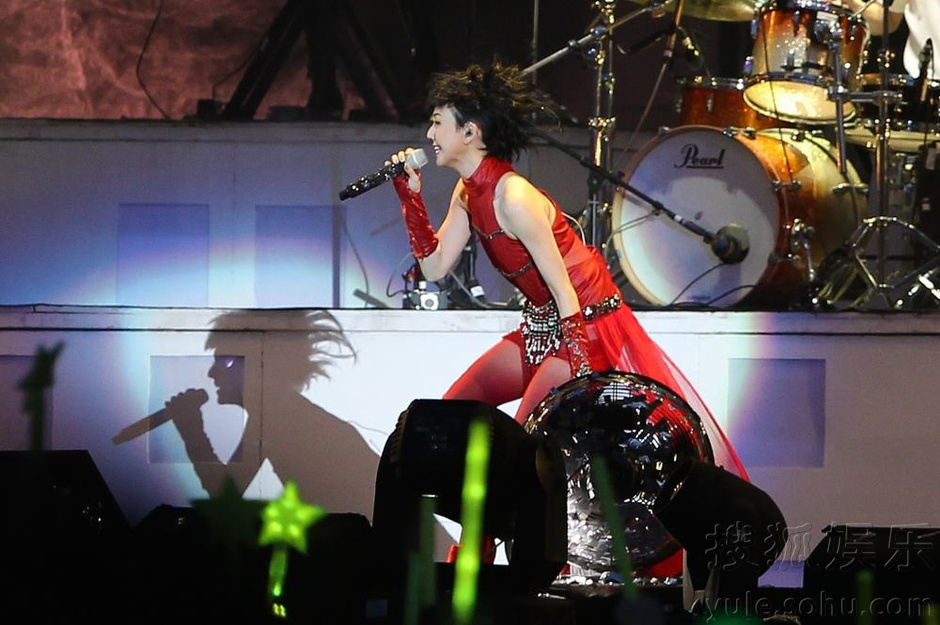 孙燕姿产后首次在北京开唱 《天黑黑》引全场