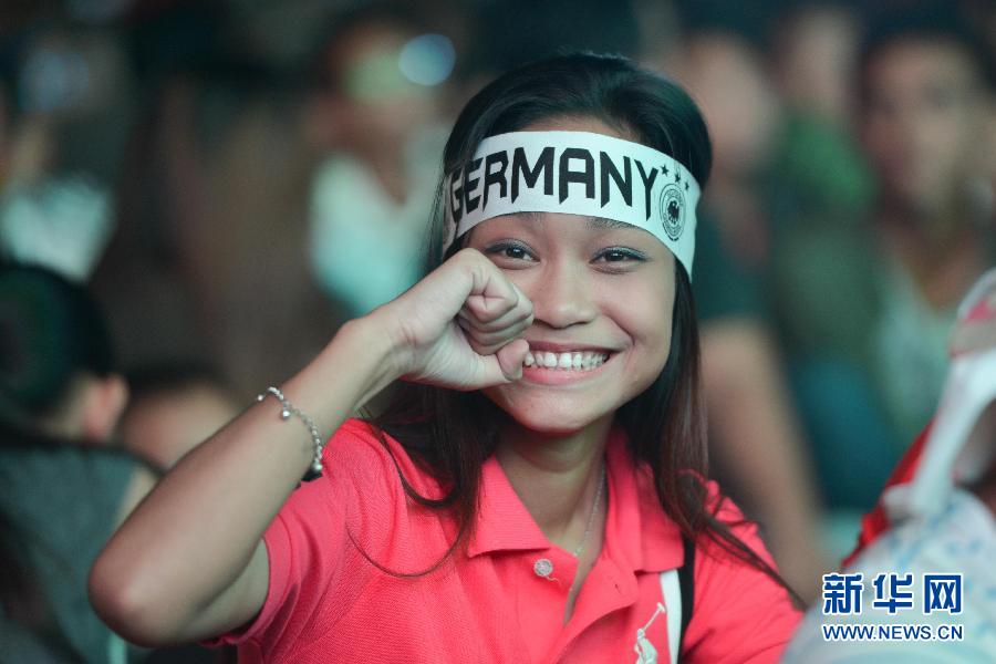 （世界杯&middot;足球连线）（4）马来西亚总理纳吉布与万名球迷齐聚观看世界杯