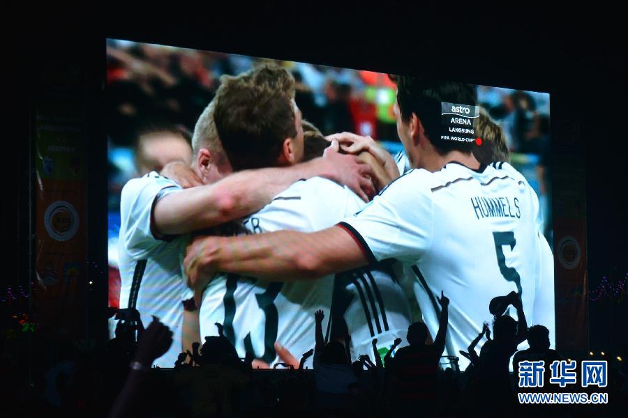 （世界杯&middot;足球连线）（6）马来西亚总理纳吉布与万名球迷齐聚观看世界杯