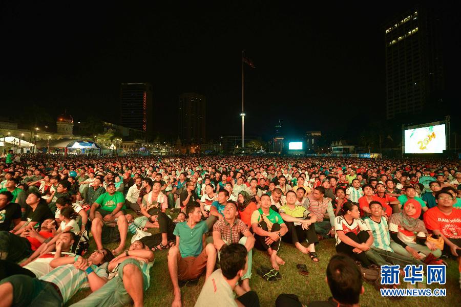 （世界杯&middot;足球连线）（3）马来西亚总理纳吉布与万名球迷齐聚观看世界杯