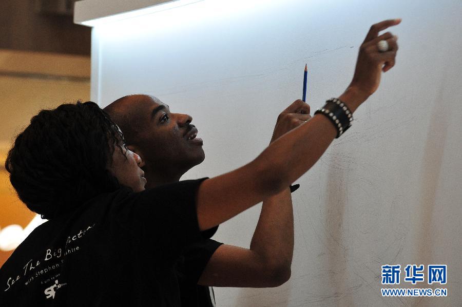 （XHDW）（3）英国画家史蒂芬&middot;威尔夏到新加坡作画