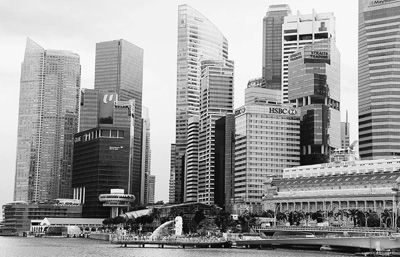 新加坡致力于打造“智慧国”，建设覆盖全岛的数据收集、连接和分析基础设施和操作系统，以提供更好的公共服务。图为新加坡中央商业区一景。