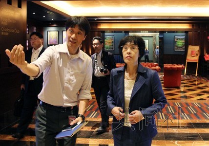日本北海道知事高桥春美(右)来到新加坡的综合度假村考察赌场设施。
