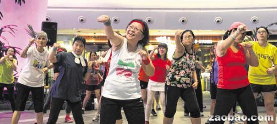 新加坡版华人大妈广场舞跳搏击操防病健身(图)