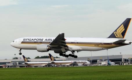 新西兰飞新加坡航班因故障停飞起飞前传出巨响