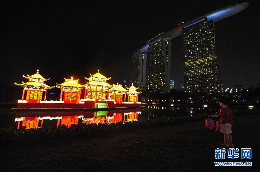 （国际）（1）新加坡滨海湾花园举行中秋节灯会亮灯仪式