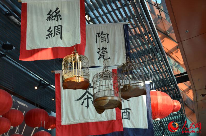 馆内上方的丝绸、茶叶、陶瓷等旗帜