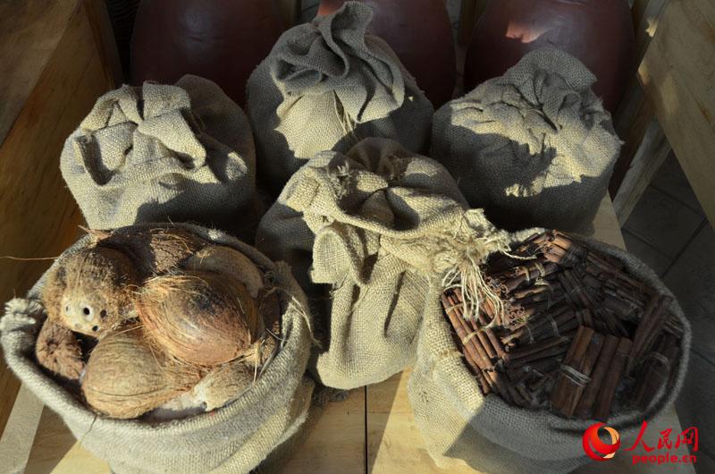 新加坡海事博物馆里展示的古海上丝绸之路所涉及的椰子，肉桂皮等交易货物 （人民网 杜明明摄）