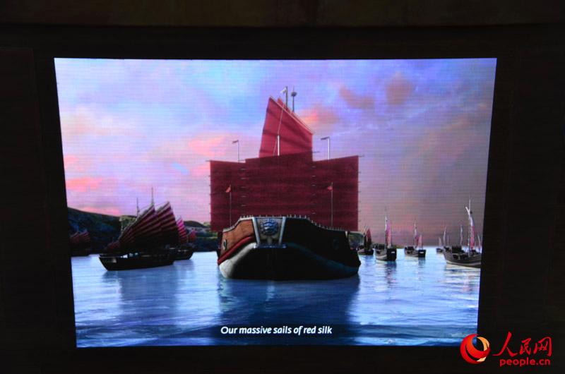 中间的大船船头就是台风剧场，大屏幕循环播放郑和下西洋的一个短片，播放时船头的大狮子可以伸缩，张口，喷烟。 （人民网 杜明明摄）