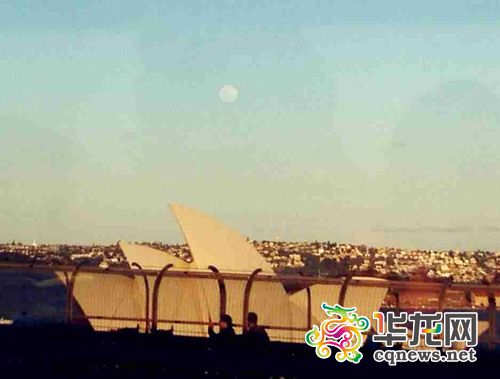 澳大利亚网友“阿轩in love”晒出的悉尼歌剧院上空的月亮照片。拍摄地点:悉尼 拍摄时间:晚6点多