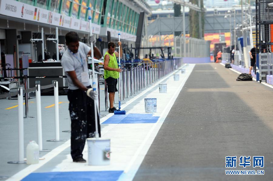 （体育）（3）赛车——新加坡F1大奖赛赛前忙准备