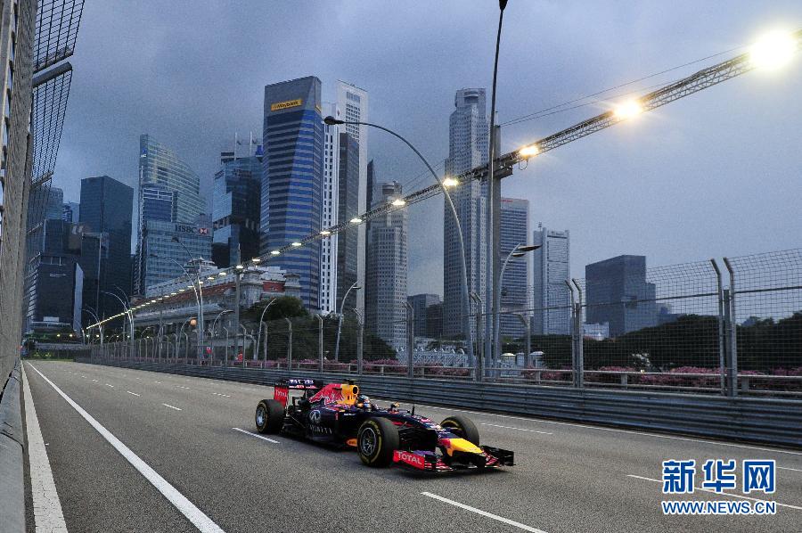 （体育）（1）赛车——2014赛季新加坡F1大奖赛举行练习赛