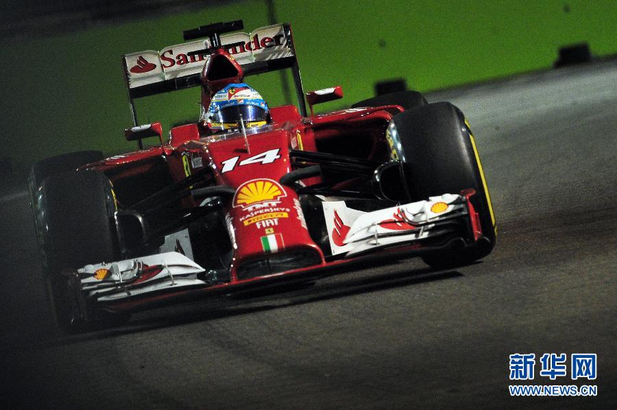 （体育）（2）赛车——2014赛季新加坡F1大奖赛举行练习赛