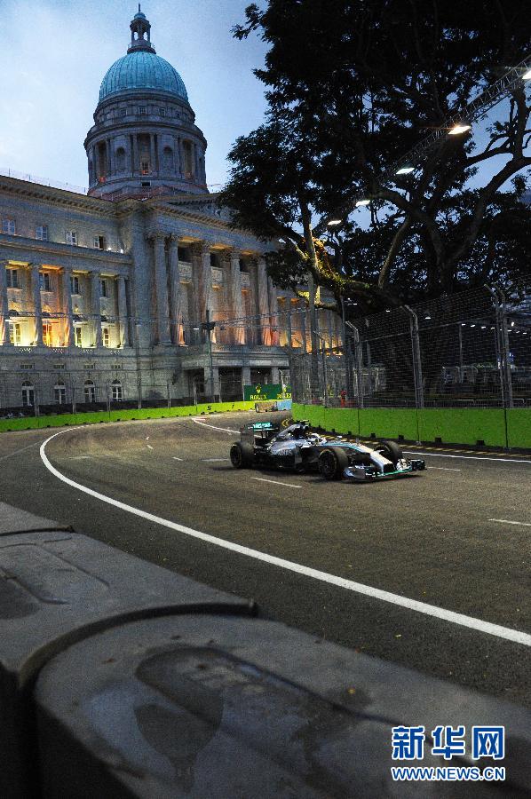 （体育）（3）赛车——2014赛季新加坡F1大奖赛举行练习赛