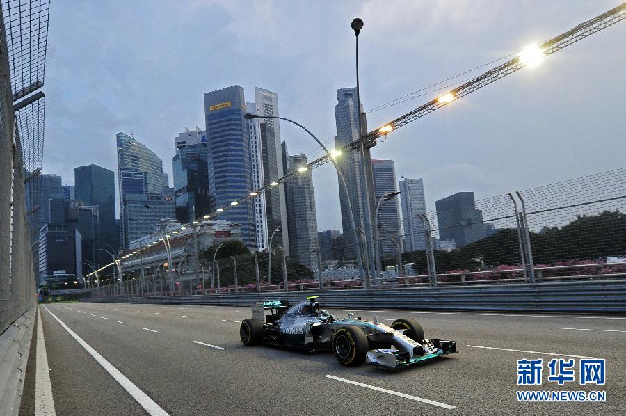 （体育）（4）赛车——2014赛季新加坡F1大奖赛举行练习赛