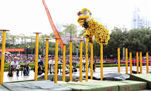 图为新加坡的大同白鹤龙狮团的“狮子”正在为观众表演。