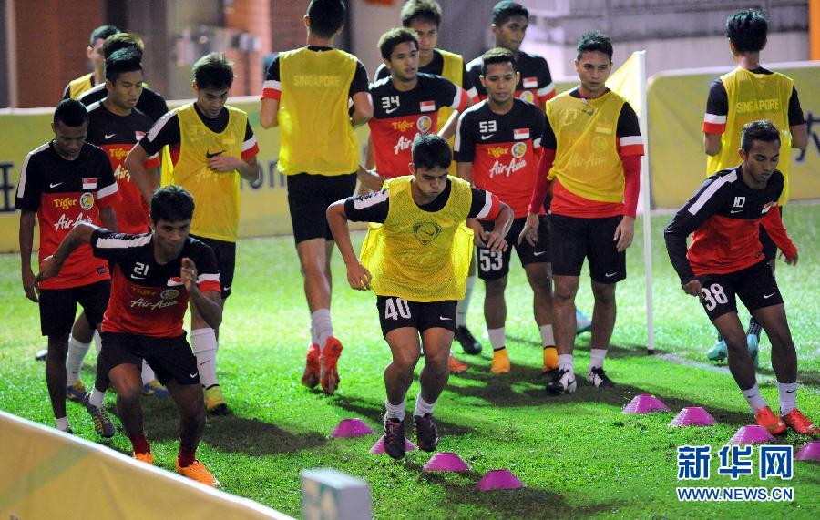 足球--新加坡队备战与中国香港队的友谊赛
